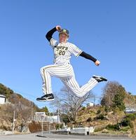 タテジマでの活躍を誓う阪神・森木大智＝高知県・土佐公園（撮影・飯室逸平）