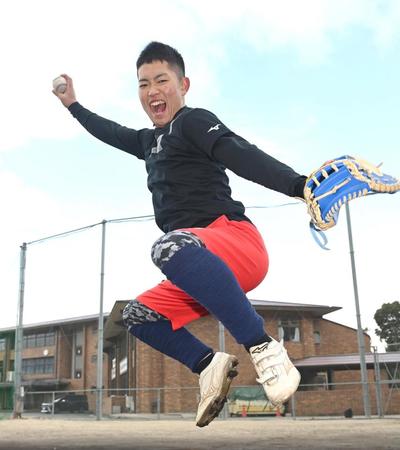 　気合いに満ちた表情で躍動する中川（撮影・飯室逸平）