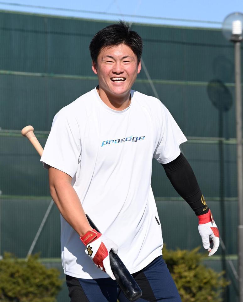 　自主トレで笑顔を見せる前川（撮影・田中太一）