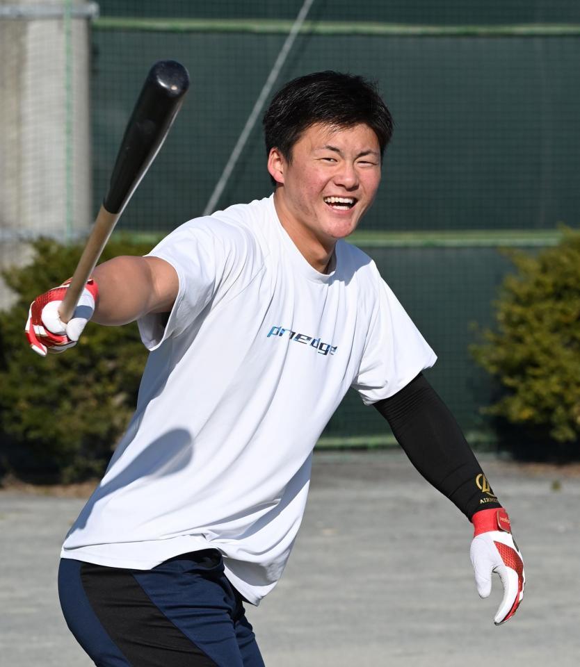 　打撃練習で笑顔を見せる前川（撮影・田中太一）
