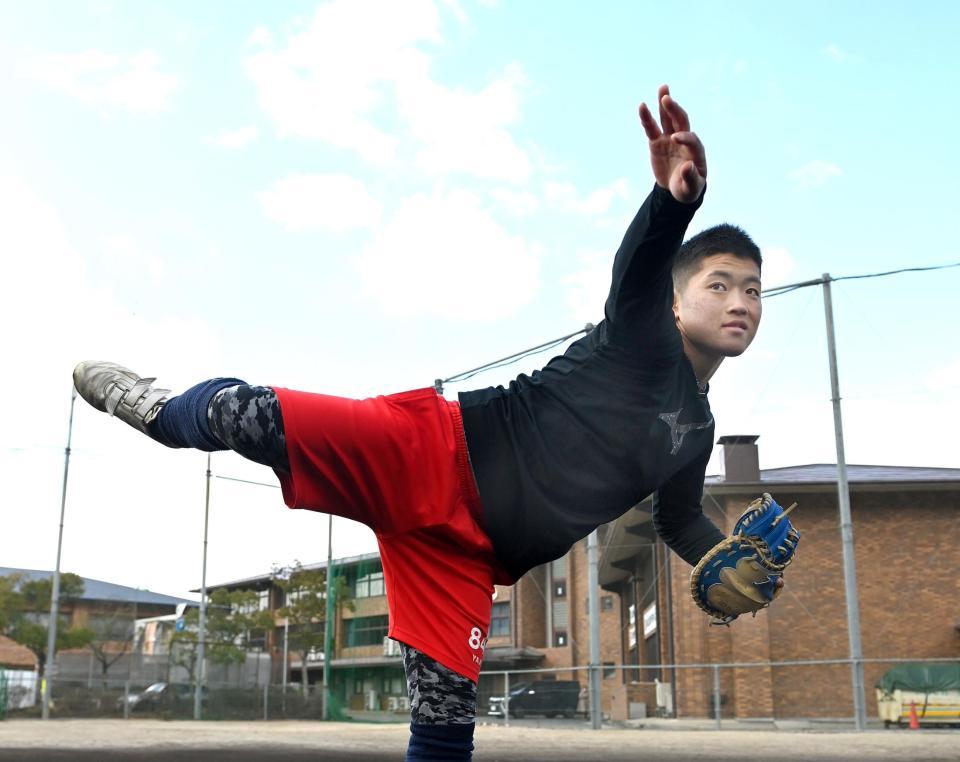 　スローイング練習する中川（撮影・飯室逸平）