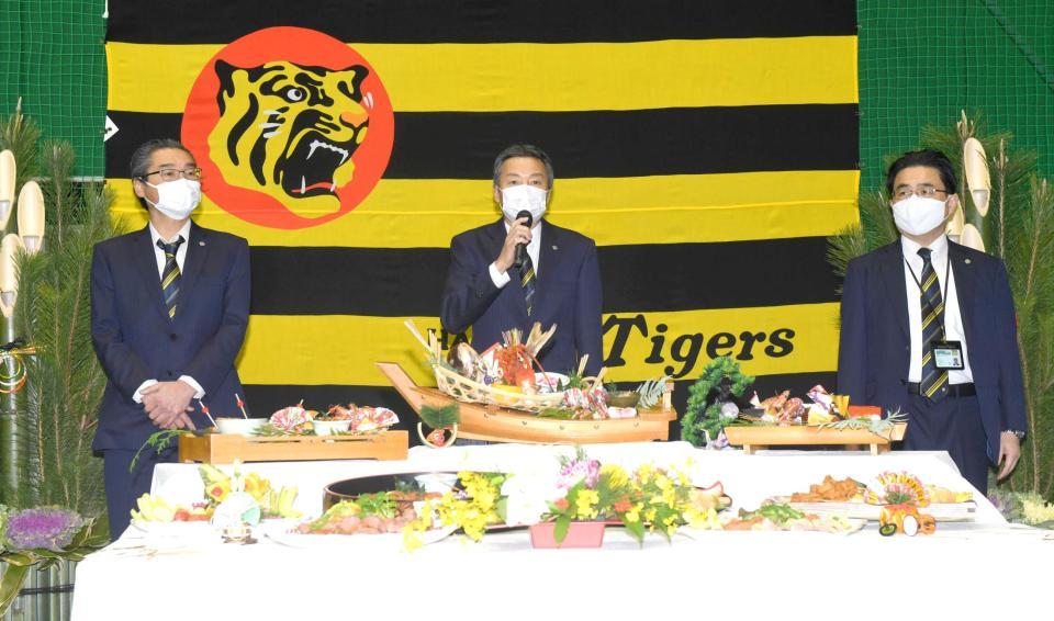 　年賀式であいさつする百北球団社長（中央）。左は嶌村球団本部長。右は谷本球団副社長（撮影・北村雅宏）