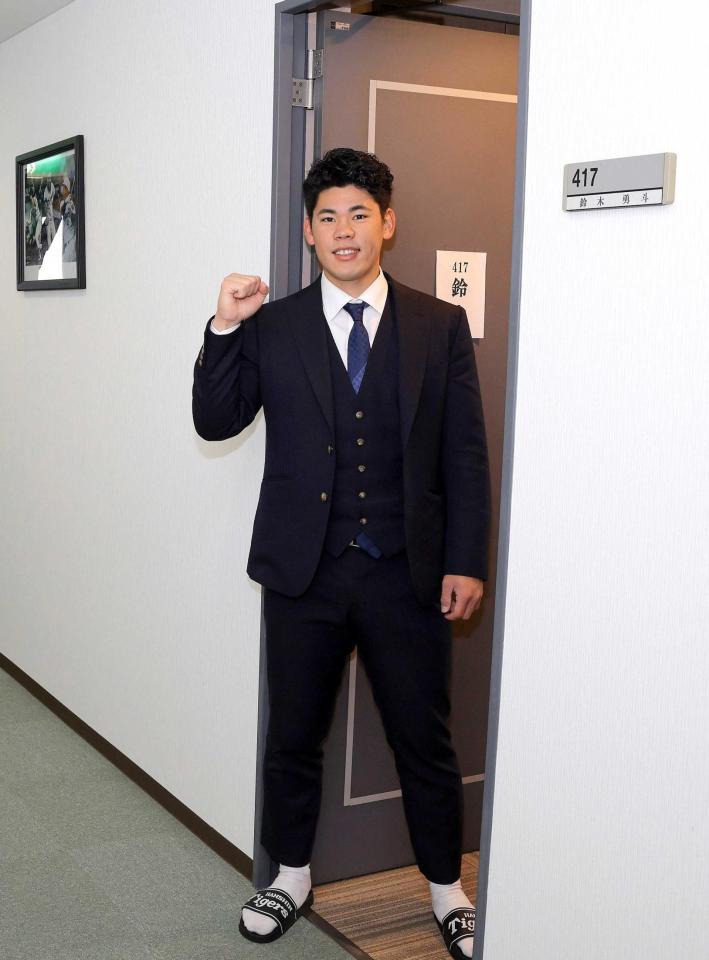 　入寮し笑顔を見せる鈴木（球団提供）