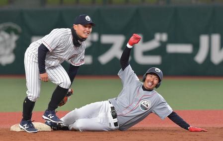 　５回、右中間に適時打を放ち二塁に滑り込む元ヤクルト・上田剛史（撮影・佐々木彰尚）