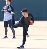 　キャッチボールする森木（撮影・飯室逸平）