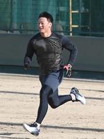 ハツラツとダッシュする阪神・森木大智＝鳴尾浜（撮影・飯室逸平）