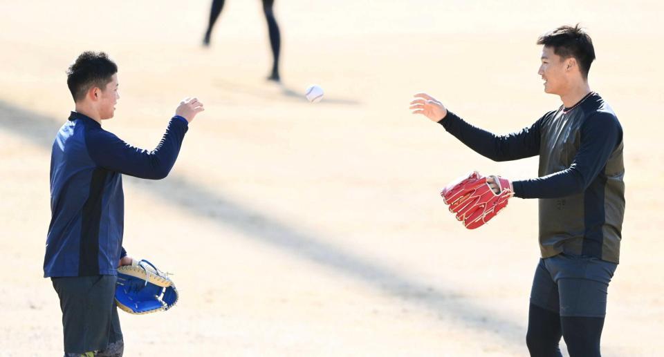 　キャッチボールを終え、談笑する森木（右）と中川