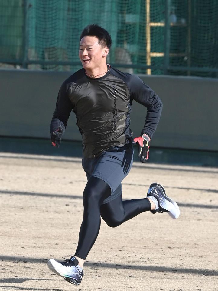 ハツラツとダッシュする阪神・森木大智＝鳴尾浜（撮影・飯室逸平）