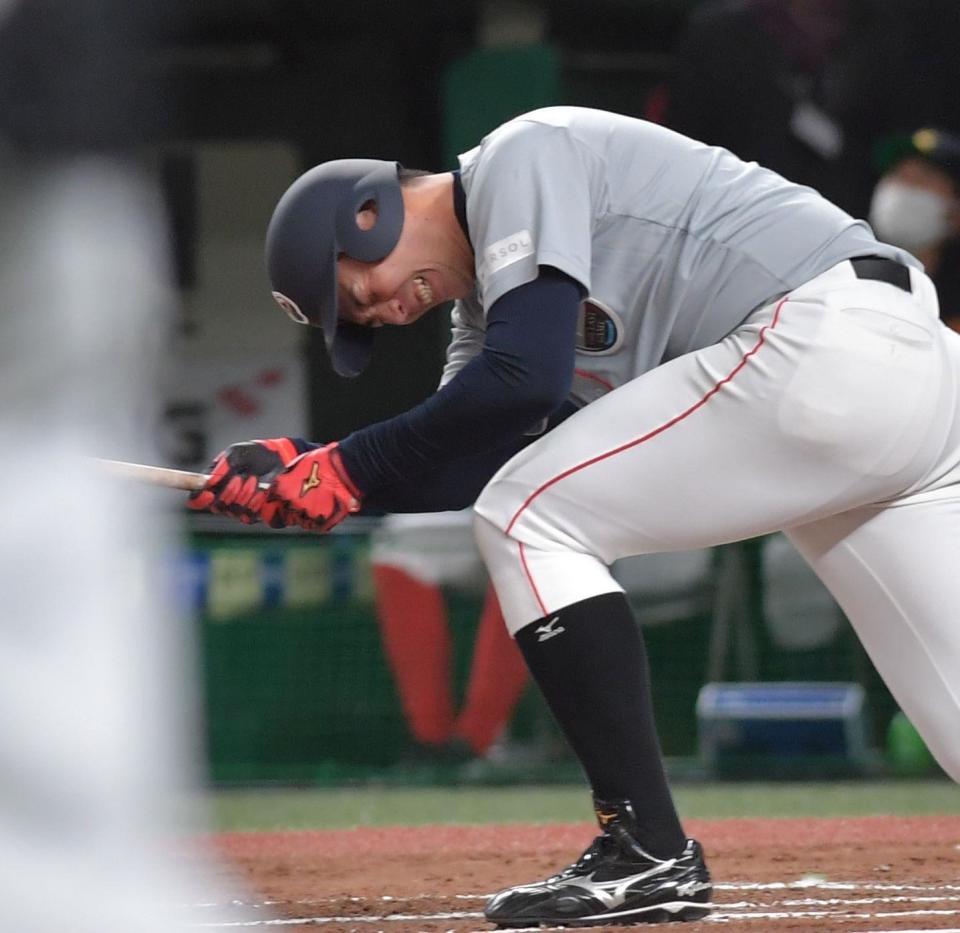 　８回、元阪神・藤谷洸介は中飛に倒れ、無念の表情（撮影・佐々木彰尚）