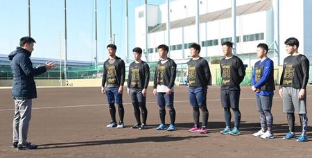 　矢野監督から訓示を受ける森木（左）ら新人７選手（撮影・田中太一）