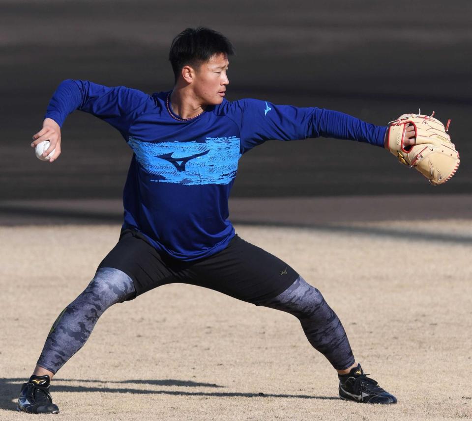 　キャッチボール中に独自のエクササイズを見せた森木（撮影・田中太一）