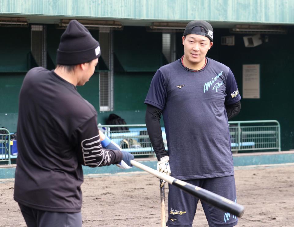 　梅野（左）と言葉を交わす大山（阪神タイガース提供）