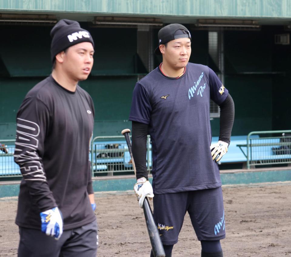 　梅野（左）と大山（阪神タイガース提供）