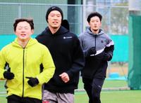 ランニングをする岩貞（右端）＝球団提供