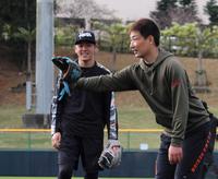 　小川（左）らと共に自主トレを行う岩崎（球団提供）