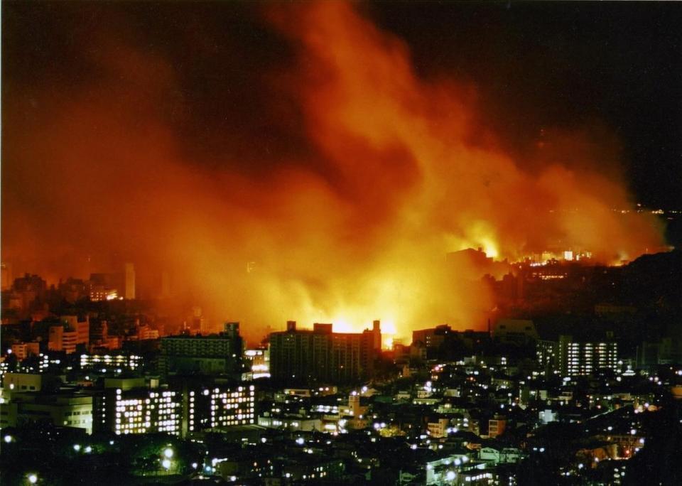 　兵庫・長田区の住宅密集地を焼き尽くした＝１９９５年１月１７日
