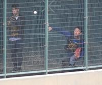 　ブルペン入りし、投球する森木（右）と鈴木（撮影・飯室逸平）