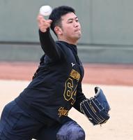 　キャッチボールをする岡留（撮影・山口登）