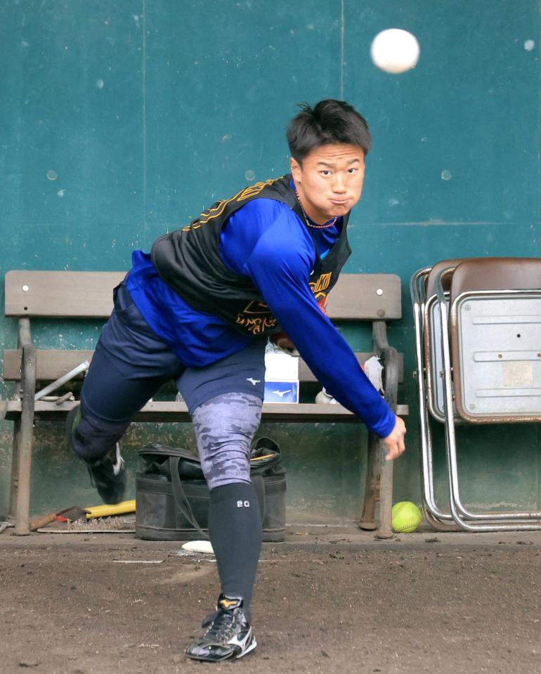 　ブルペン入りし投球する森木（球団提供）