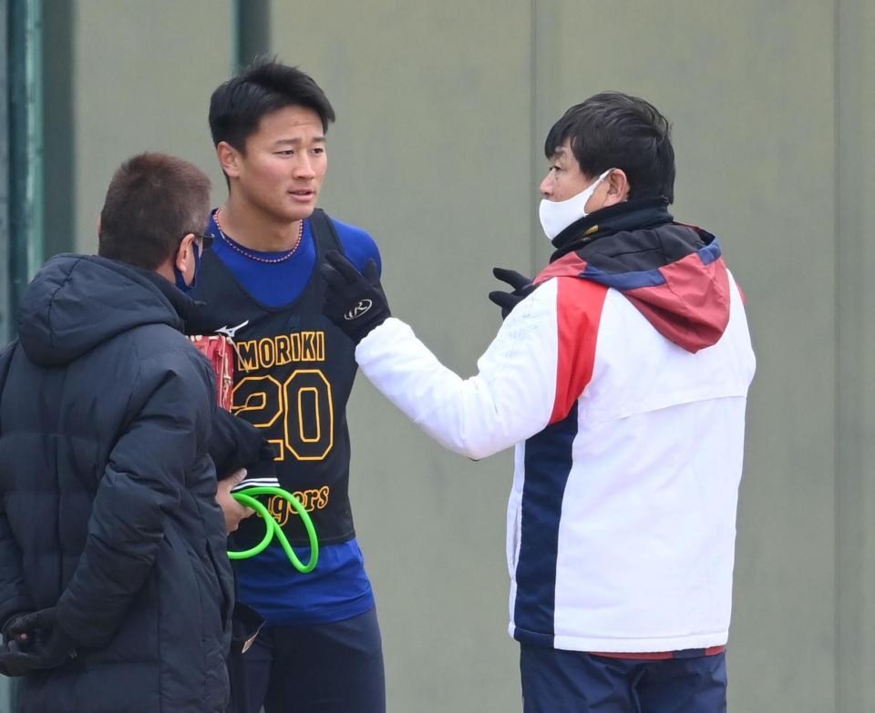 　ブルペン投球後、平田２軍監督から声をかけられる森木（撮影・飯室逸平）