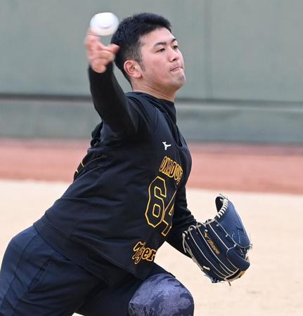 　キャッチボールをする岡留（撮影・山口登）