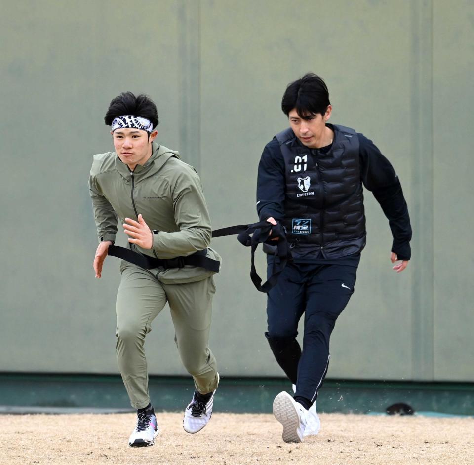 　秋本真吾氏（右）に引っ張られながら走る中野（撮影・山口登）