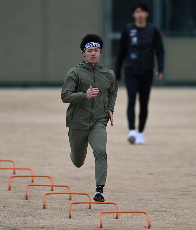 　ミニハードルを飛び越えダッシュする中野（撮影・山口登）