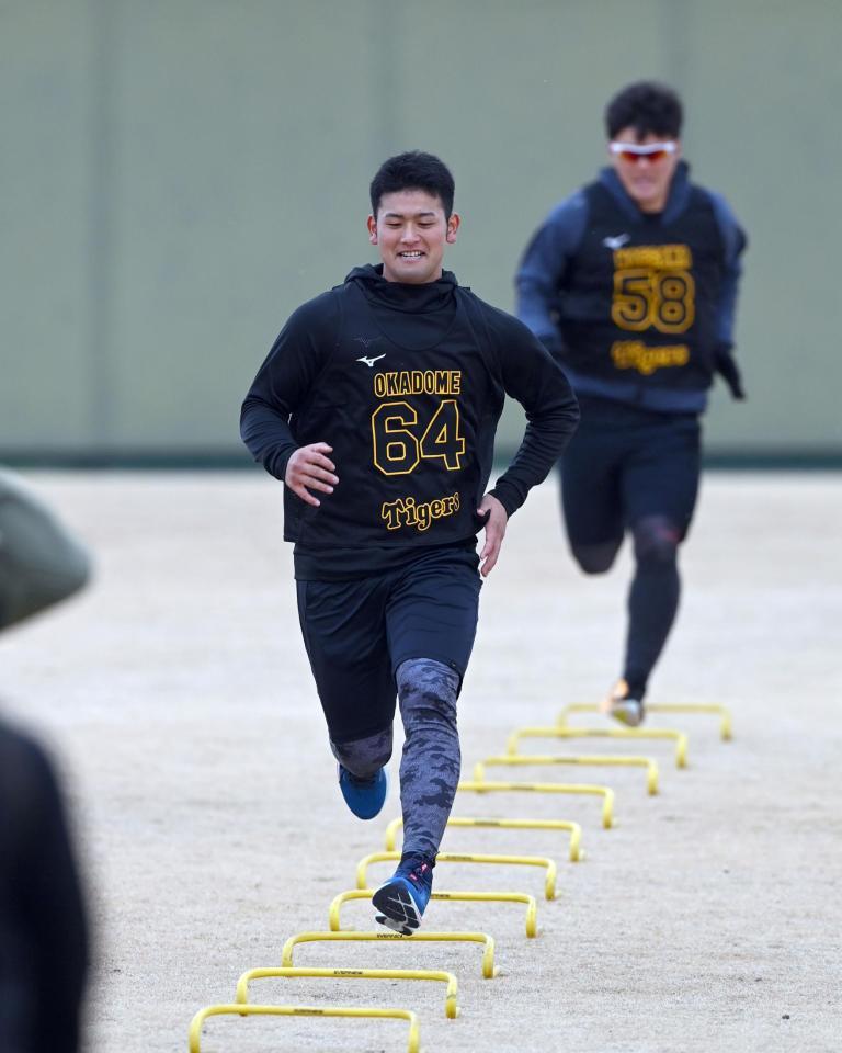 　合同自主トレに合流しトレーニングする岡留（撮影・山口登）