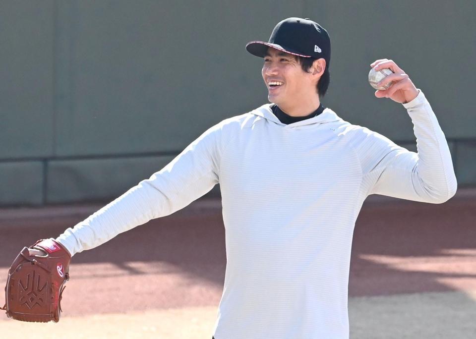 笑顔で練習するチェン（撮影・田中太一）