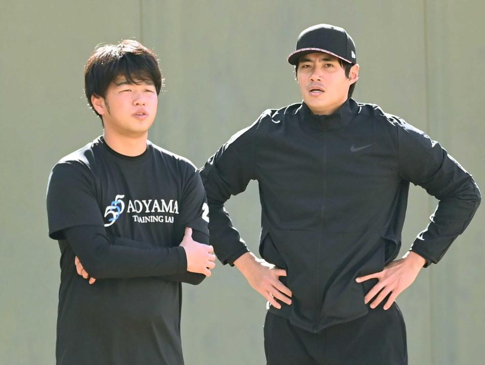 チェン（右）と話をする高橋（撮影・田中太一）