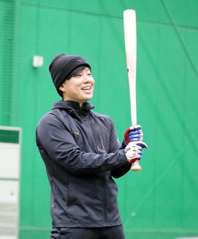 　自主トレを公開した糸原（代表撮影）