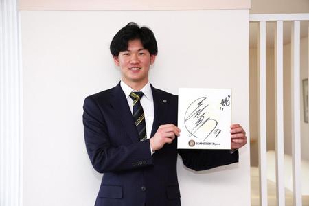 成人の誓いを記した及川（球団提供）