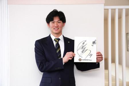 　成人の誓いを記した及川（球団提供）