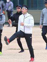 トレーニングに汗を流す佐藤輝（撮影・飯室逸平）