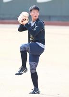 ２段モーションでキャッチボールする森木