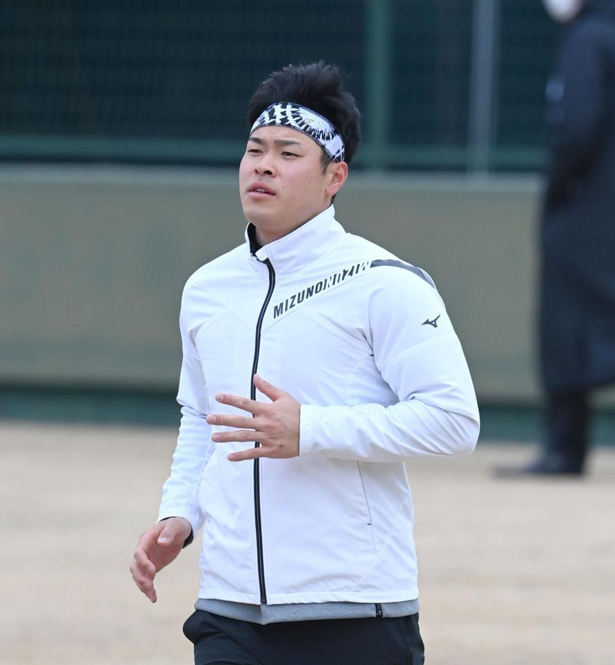 　トレーニングに汗を流す佐藤輝（撮影・飯室逸平）