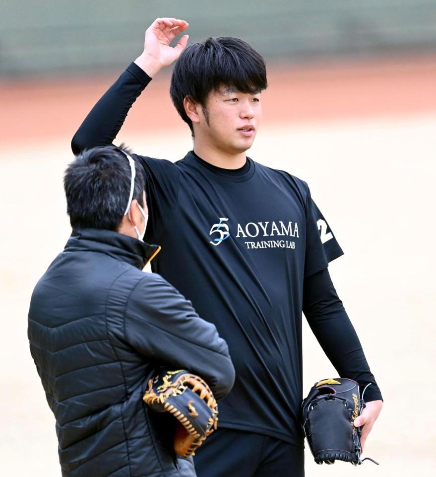 キャッチボールのあと、トレーナーと話をする高橋（撮影・田中太一）