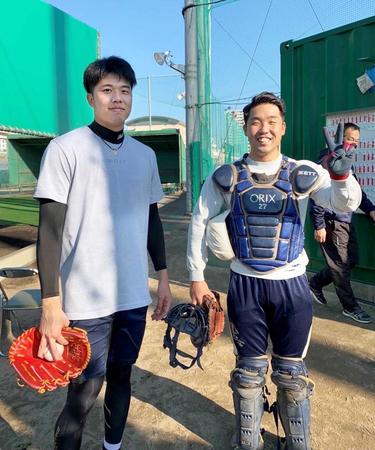 　昨年末に須磨翔風グラウンドで自主トレを行った才木（左）と北村記者