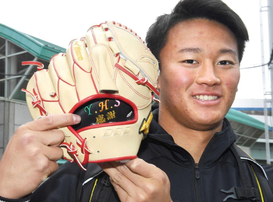 　家族のイニシャル「Ｙ．Ｈ．Ｓ」と「感謝」の刺しゅうが入った森木のグラブ（撮影・飯室逸平）