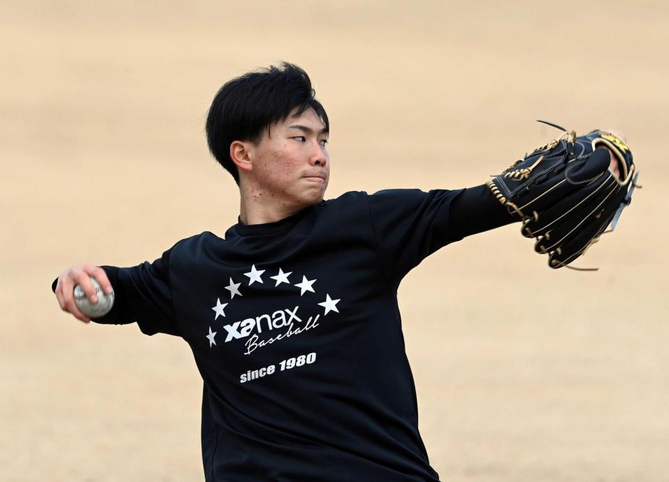 　キャッチボールする湯浅（撮影・山口登）