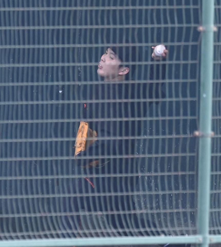 　ブルペンで投球練習する馬場（撮影・山口登）