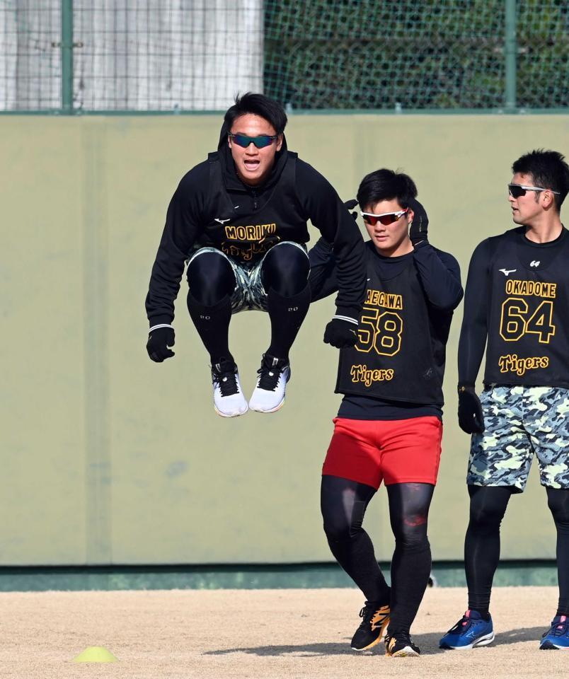 　ジャンプする森木（撮影・山口登）