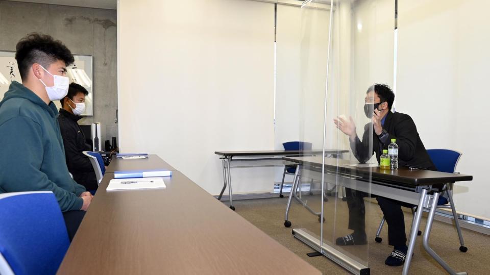 　新人選手に講義する藤川ＳＡ（右）＝球団提供