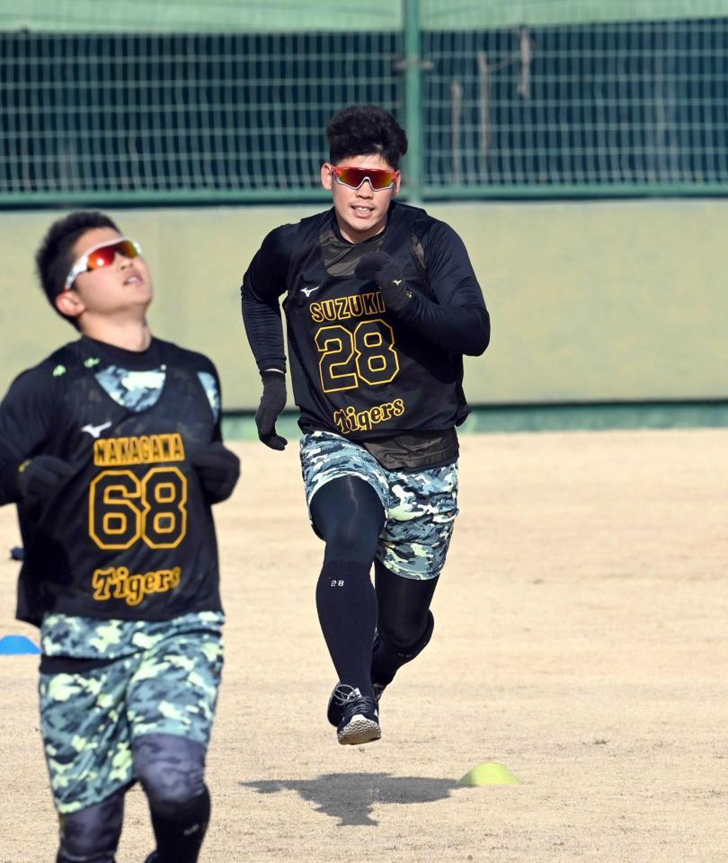 　ダッシュする鈴木（撮影・山口登）