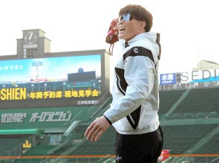 　グラウンドで声を出す糸井（代表撮影）