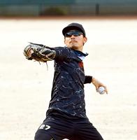 　ひげを生やしていた伊藤将＝２５日