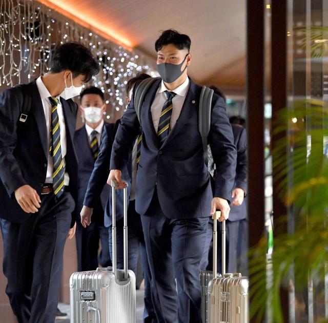 阪神・佐藤輝 2・1全開宣言 決意の沖縄入り！キャンプ初日から
