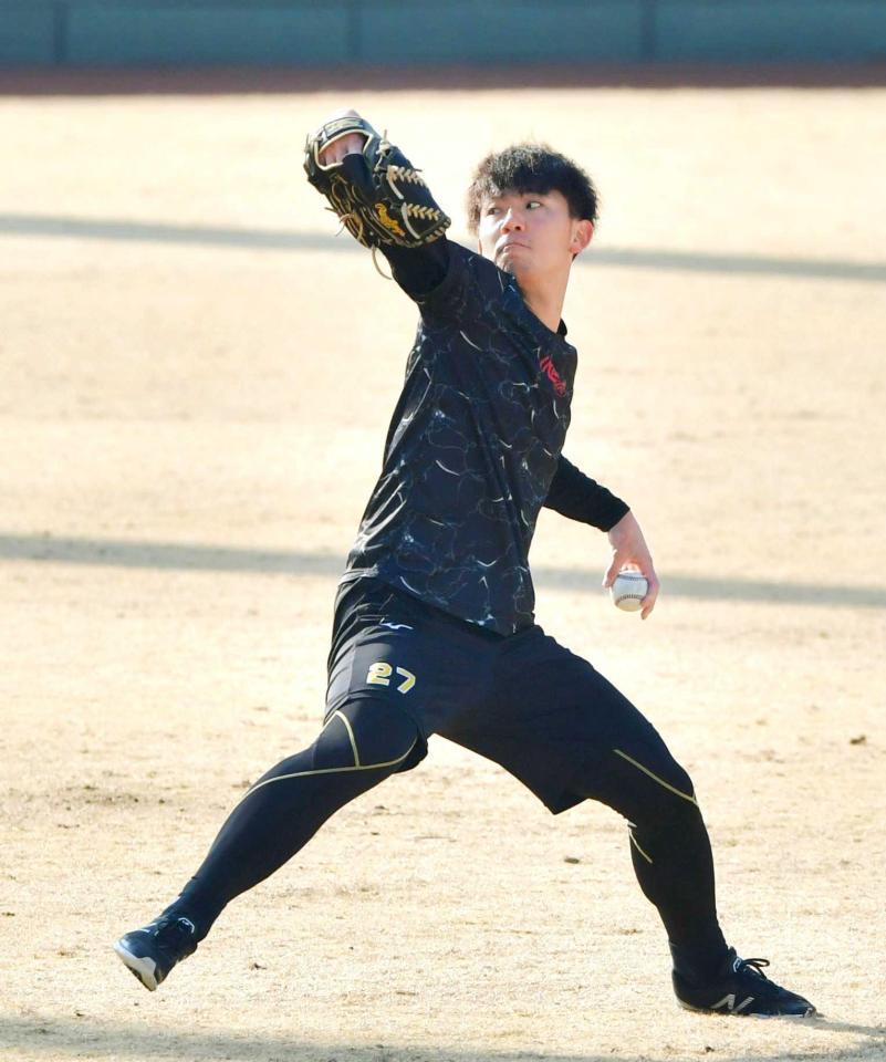 　キャッチボールで汗を流す伊藤将（撮影・神子素慎一）