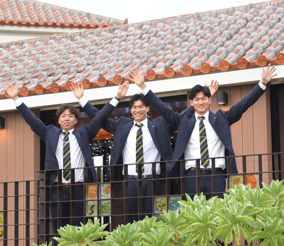 　赤瓦を背に手を振る（左から）村上、湯浅、及川（撮影・田中太一）