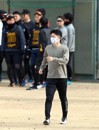 　焦らず完治優先へ。１人でアップする中野（撮影・山口登）